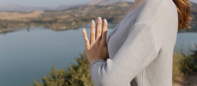 donna-di-vista-laterale-meditando-nella-natura